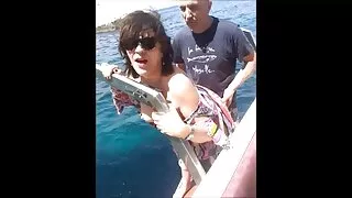 Κοκκινομάλλα καλλονή με μεγάλα ρόπτρα χτυπιέται στο μπάνιο - 2022-02-22 20:45:23