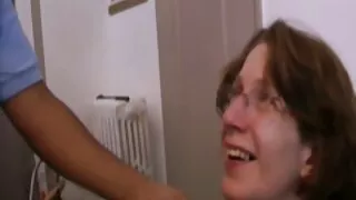 Η μελανωμένη καλλονή Katrina Jade γαμάει τον τυχερό μαύρο μάγκα στον καναπέ - 2022-02-22 18:45:26
