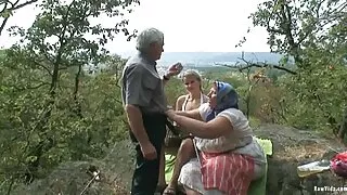 Μικροκαμωμένη κοπέλα με διχτυωτές κάλτσες καρφώθηκε - 2022-02-26 00:25:07